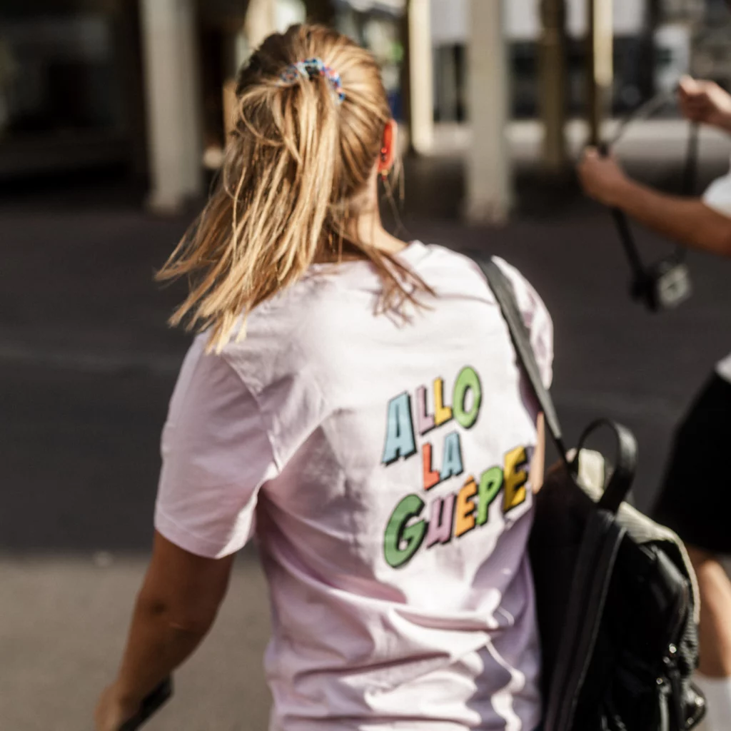 femme de dos avec un tshirt rose