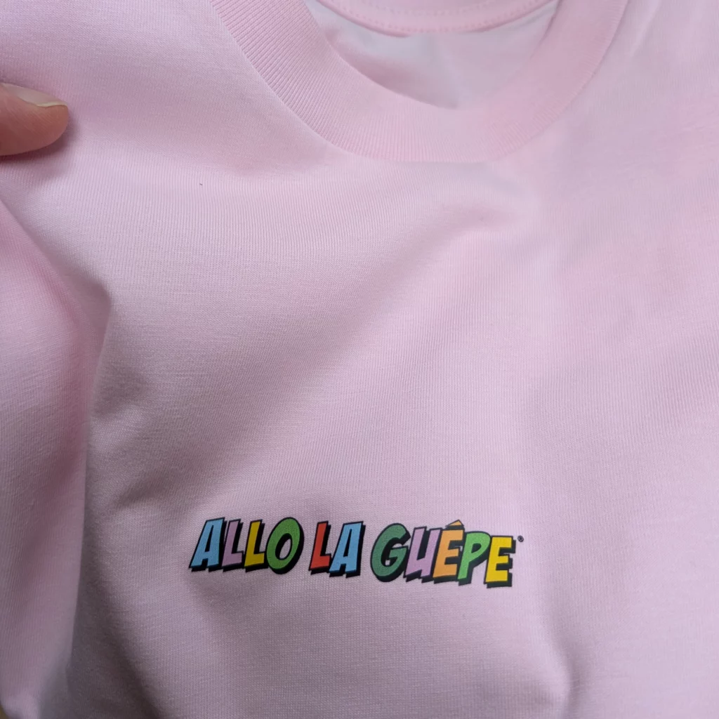 zoom sur le tshirt rose d'Allo la guêpe